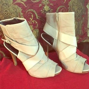Nine West beige shoe size 11